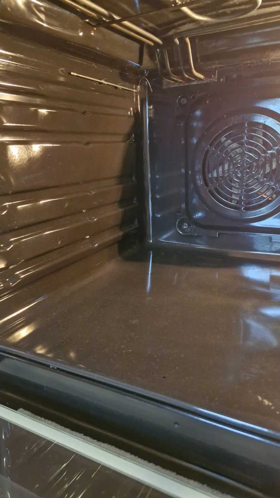 Den samme stekeovnen ren etter grundig rengjøring